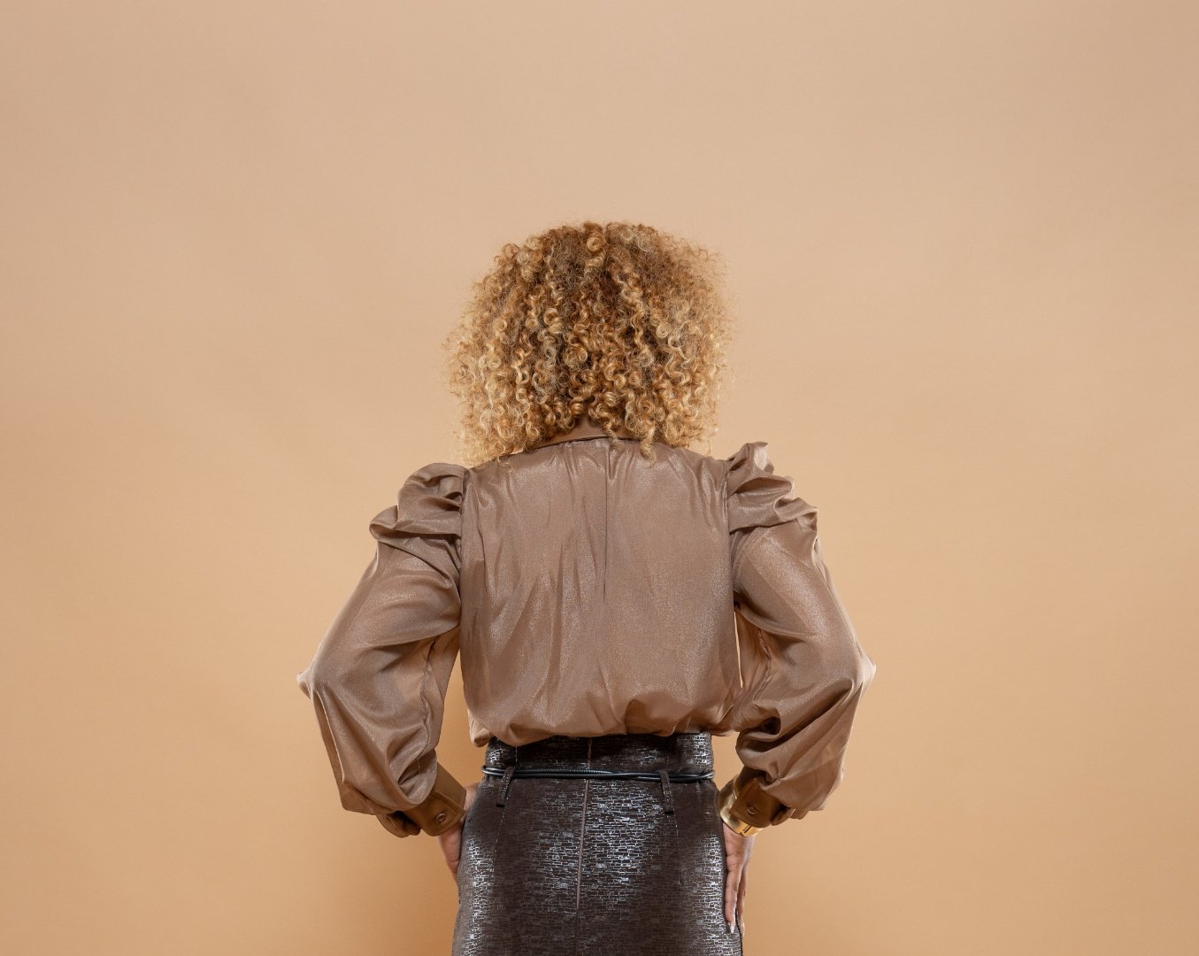 Chemise Élégante avec Fleurs et Détails Cuir - 4 Couleurs