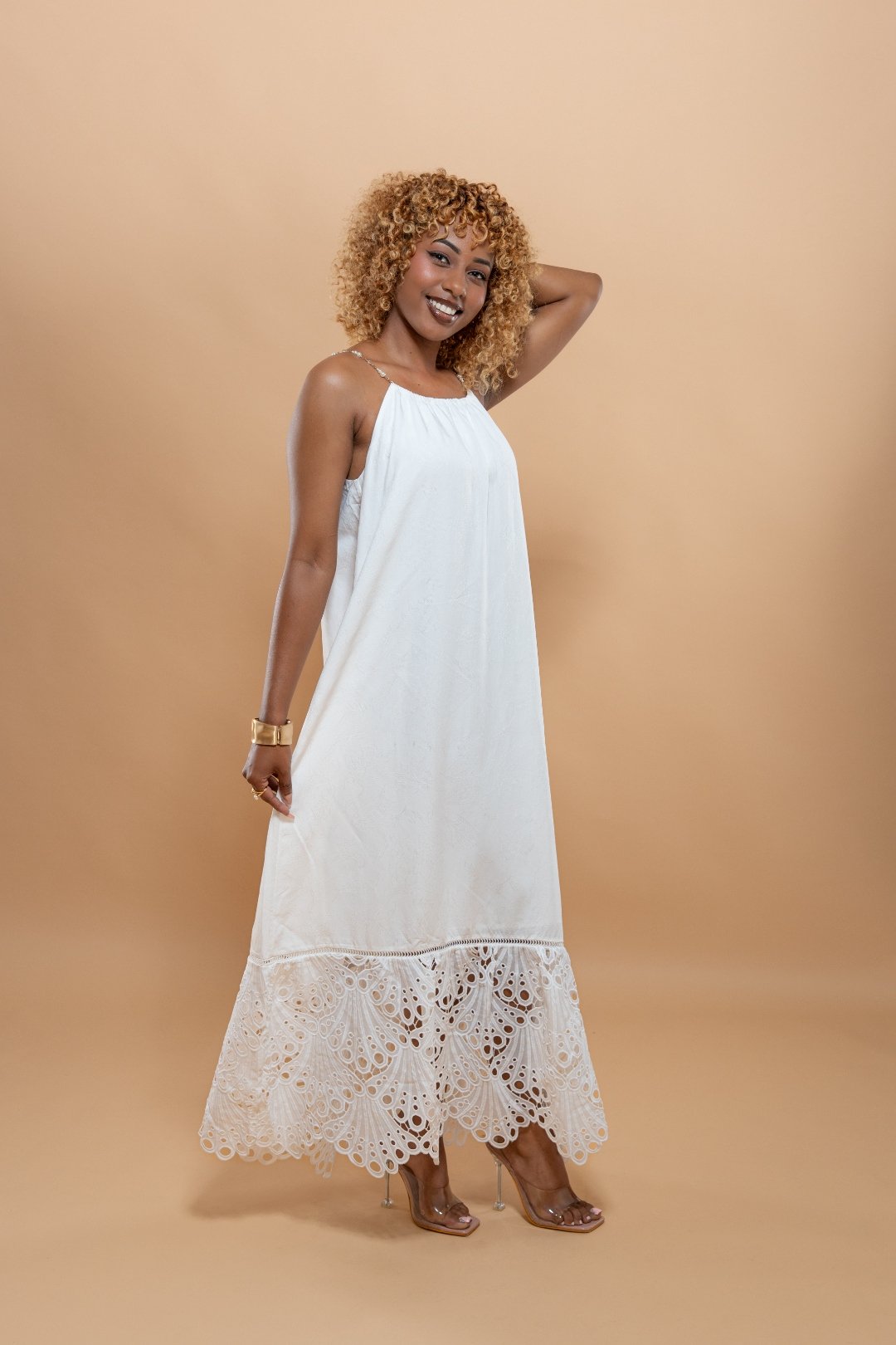 Robe Blanche en Coton avec Broderie et Bretelles Perles