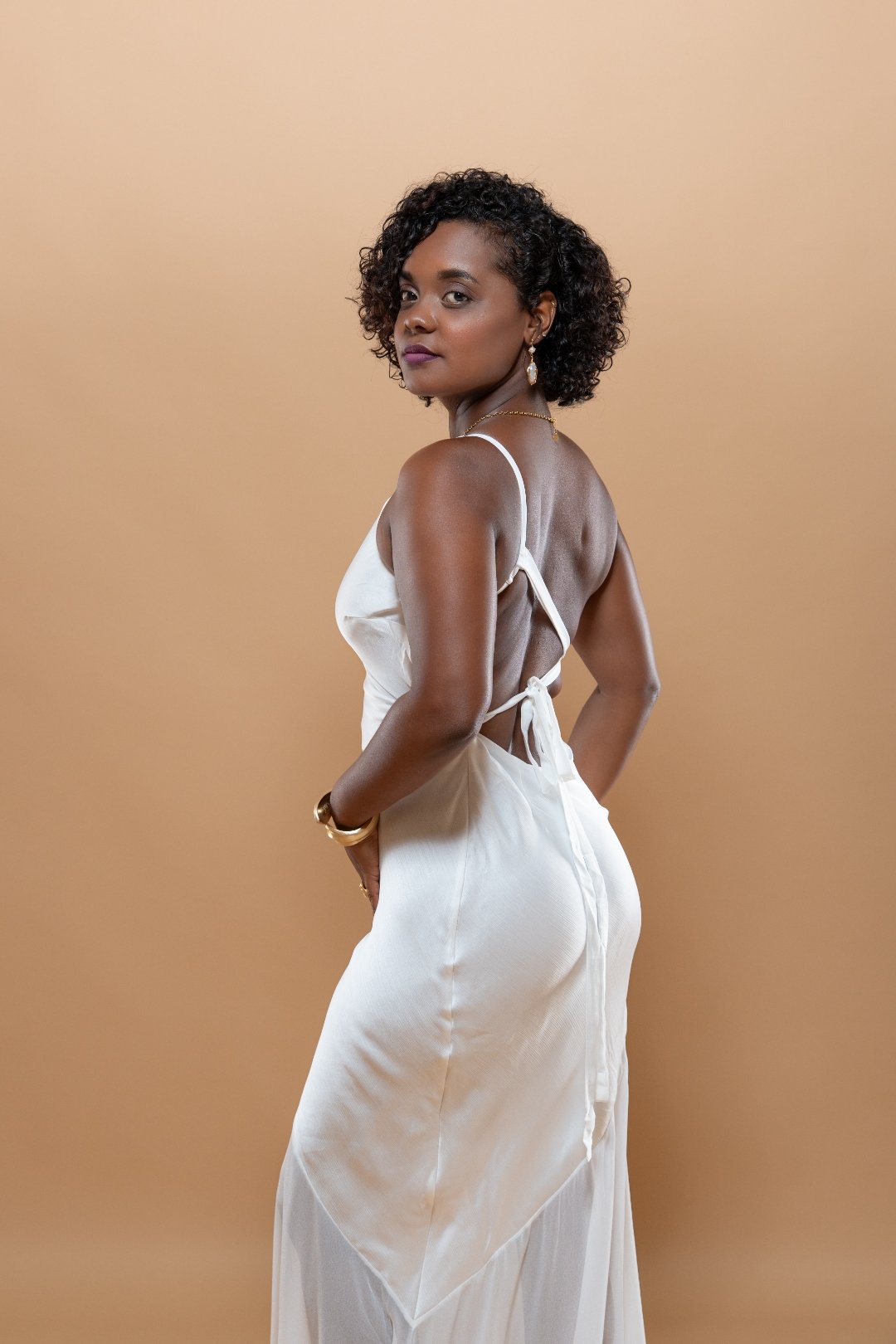 Robe d'Été Élégante à Col Incliné - Jaune/Blanc Sexy et Sophistiquée