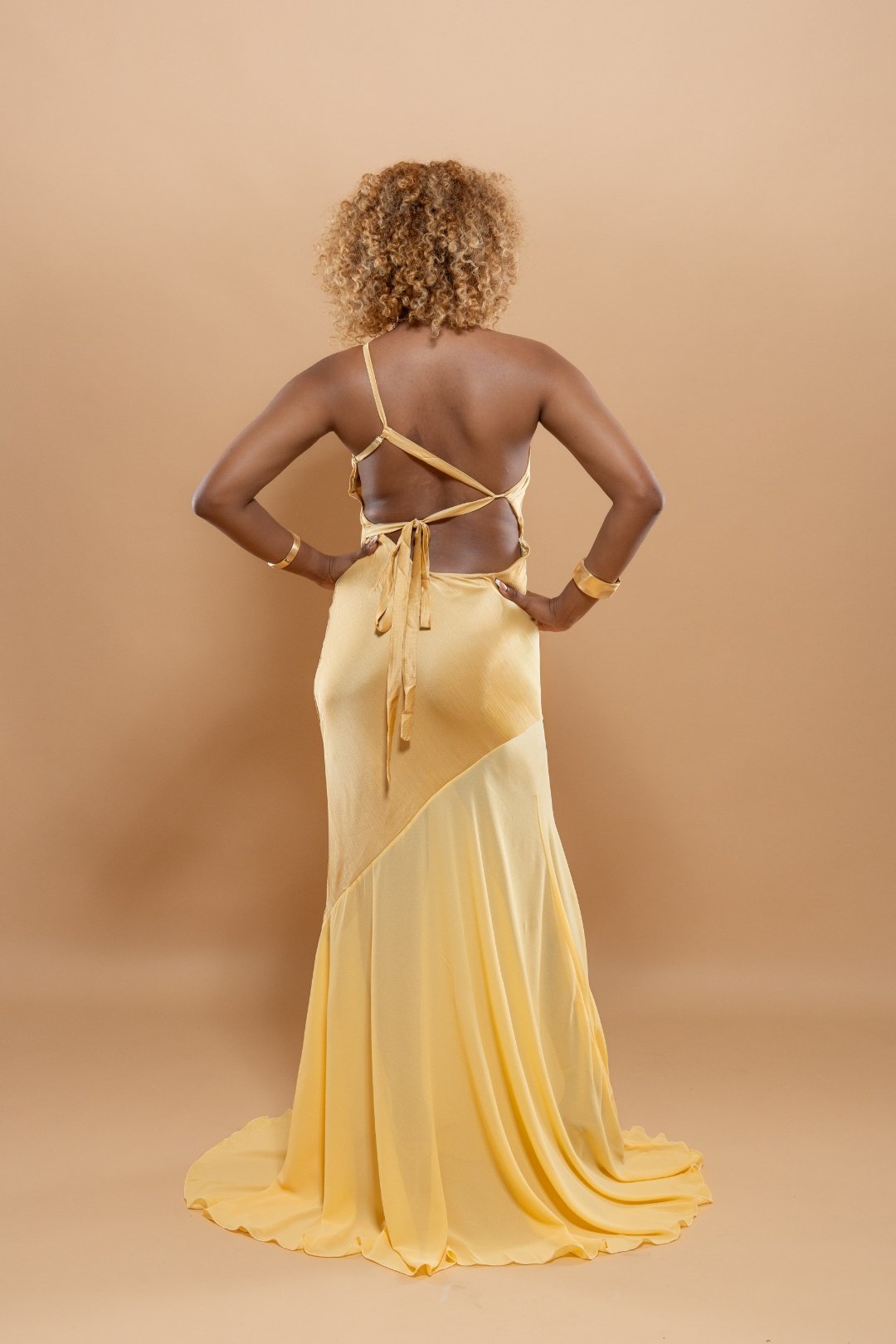 Robe d'Été Élégante à Col Incliné - Jaune/Blanc Sexy et Sophistiquée